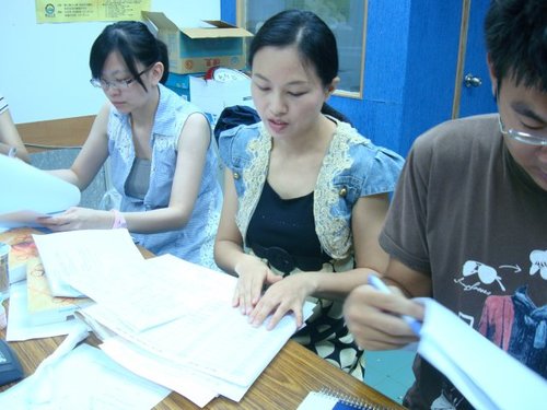 學生認真研讀資料(另開新視窗/jpg檔)圖片