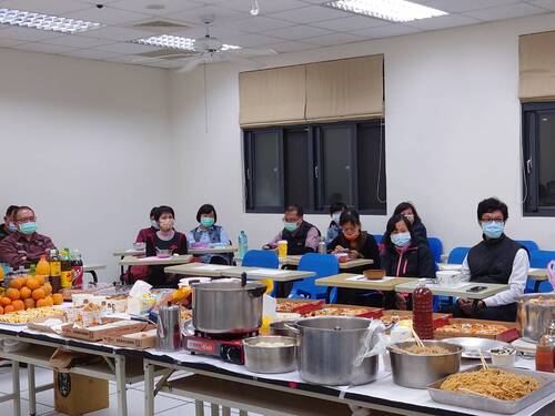 同學認真聽講(另開新視窗/jpg檔)圖片