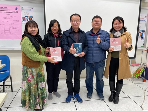 校友徐熏娸(右1)和黃美貞(左1)與林本炫院長、鄭明中所長及范瑞玲老師合影(另開新視窗/jpg檔)圖片