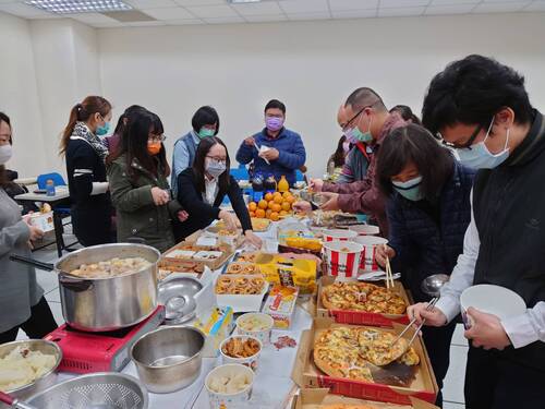 師生共聚一堂用餐(另開新視窗/jpg檔)圖片