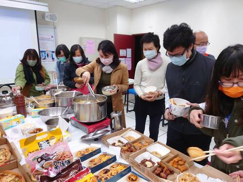 師生共聚一堂用餐(另開新視窗/jpg檔)圖片