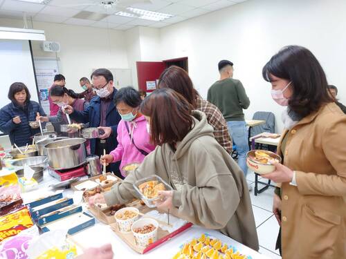 師生共聚一堂用餐(另開新視窗/jpg檔)圖片