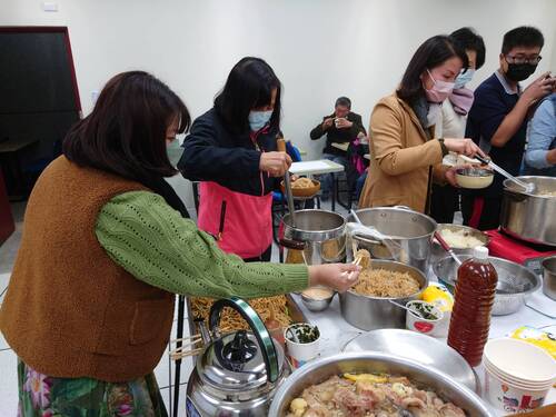 師生共聚一堂用餐(另開新視窗/jpg檔)圖片