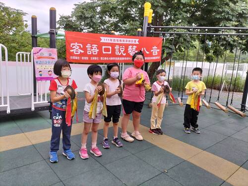 低年級的小鈸節拍合奏演出(另開新視窗/jpg檔)圖片