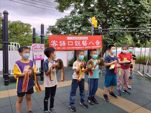 中年級的大鈸響亮演出(另開新視窗/jpg檔)圖片