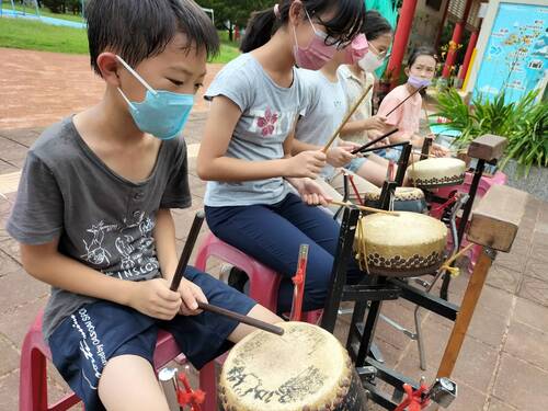 八音的頭手(打鼓)可是靈魂人物喔(另開新視窗/jpg檔)圖片