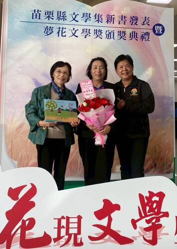 參加頒獎典禮張旭英(中)(另開新視窗/jpg檔)圖片