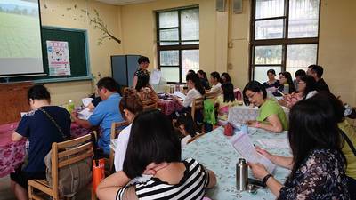 學生認真聽講(另開新視窗/jpg檔)圖片