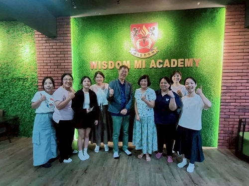 6與多元智慧學院邱博士合影(另開新視窗/jpg檔)圖片