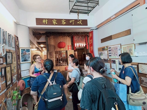 10於客家文化博物館聽會長做導覽解說(另開新視窗/jpg檔)圖片