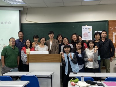 主講邱湘雲教授與任老師、學員合影(另開新視窗/jpg檔)圖片