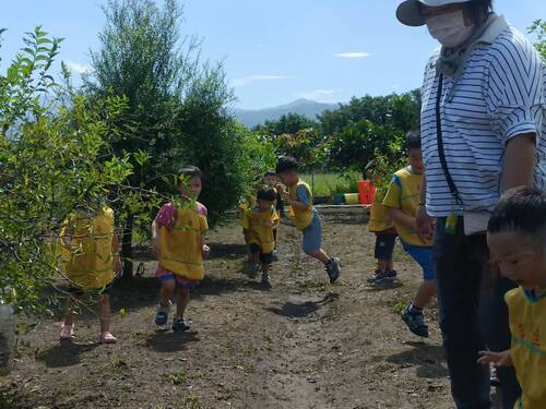 前一天下雨，小朋友跳過中間有爛泥的凹地(另開新視窗/jpg檔)圖片