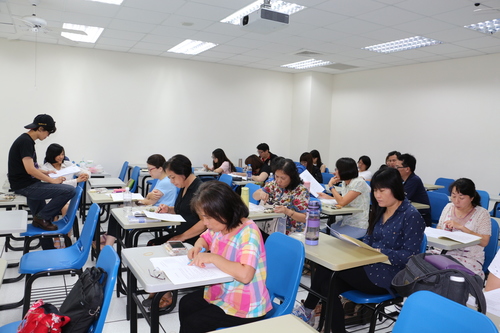 學生仔細聆聽(另開新視窗/jpg檔)圖片