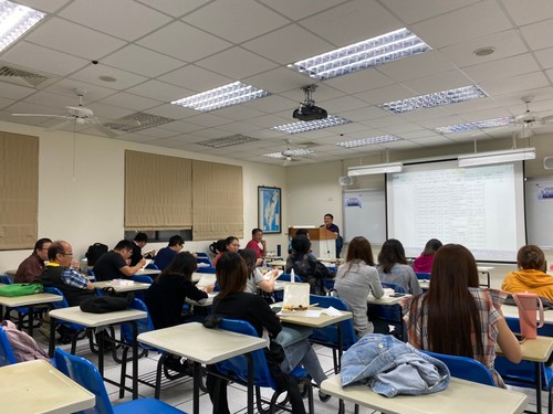 同學們認真聆聽(另開新視窗/jpg檔)圖片