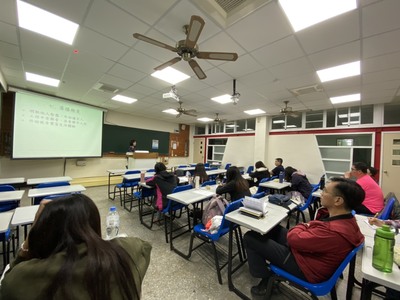學生專心聽講(另開新視窗/jpg檔)圖片