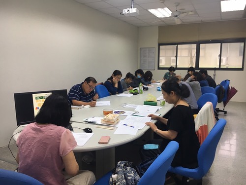 同學們認真的做筆記(另開新視窗/jpg檔)圖片