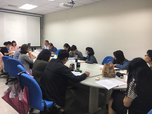 同學非常認真的聽講(另開新視窗/jpg檔)圖片