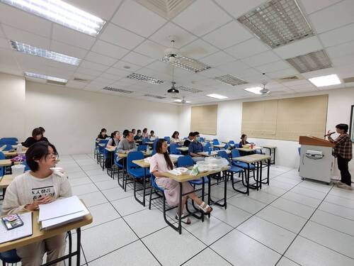 同學仔細聆聽(另開新視窗/jpg檔)圖片