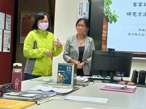 范瑞玲老師引言介紹邱湘雲教授(另開新視窗/jpg檔)圖片