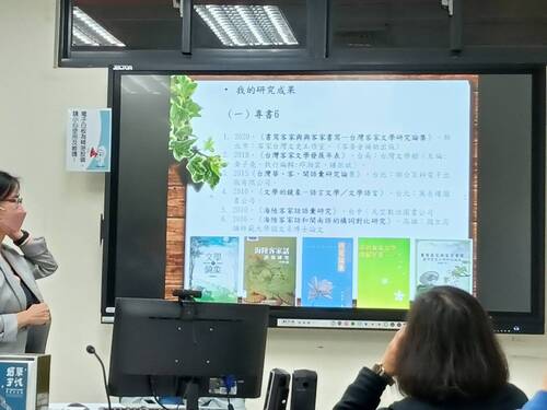 邱教授介紹自己出過的專書及研究成果(另開新視窗/jpg檔)圖片