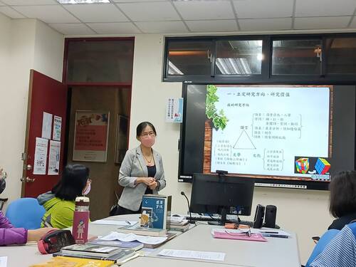 同學認真地聽邱教授的解說(另開新視窗/jpg檔)圖片
