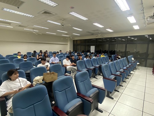 同學聆聽老師說明性平三法的修正(另開新視窗/jpg檔)圖片