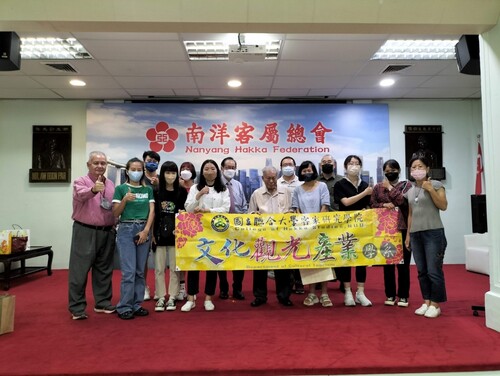 客傳所師生與文觀系學生至新加坡南洋客屬總會交流並獲贈與紀念物(另開新視窗/jpg檔)圖片