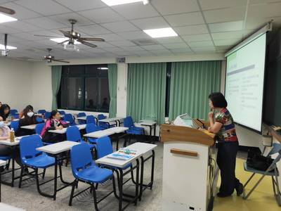 學生專注聽講、仔細筆記(另開新視窗/jpg檔)圖片